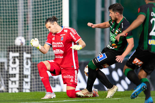 Sirius målvakt David Mitov Nilsson och Varbergs Robin
