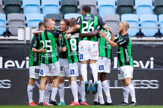 GAIS Julius Lindberg jublar med lagkamrater