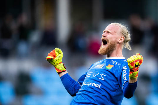 GAIS målvakt Mathias Karlsson jublar