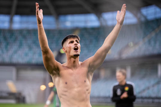 GAIS Emin Grozdanic  jublar och tackar klacken med en sång