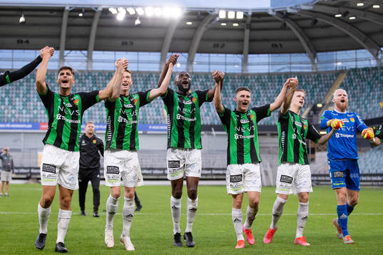 GAIS spelare jublar och tackar klacken