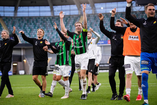 GAIS spelare jublar och tackar klacken