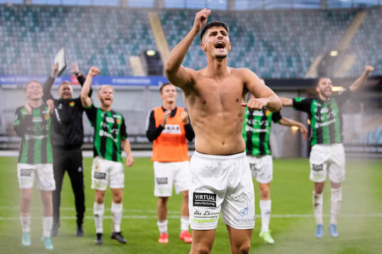 GAIS Emin Grozdanic  jublar och tackar klacken med en sång