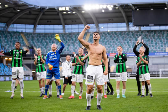 GAIS Emin Grozdanic  jublar och tackar klacken med en sång