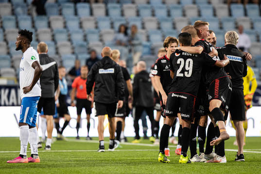 Kalmars spelare jublar medan IFK Norrköpings Samuel