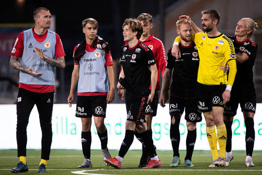 Kalmars Nils Fröling och målvakt Lucas Hägg Johansson