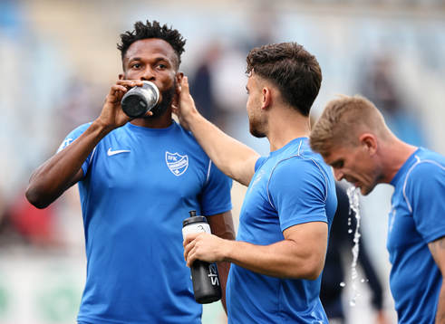 IFK Norrköpings Yahav Gurfinkel klappar Samuel Adegbenro