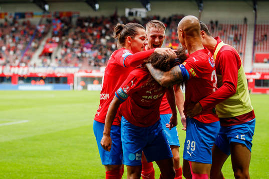 Helsingborgs spelare jublar med Adam Kaied