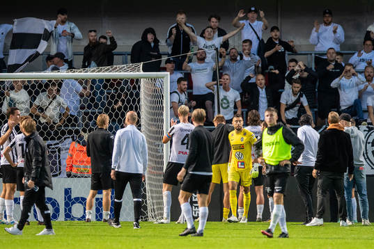 Landskronas målvakt Amr Kaddoura deppar med lagkamrater
