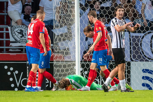 Helsingborgs målvakt Anders Lindegaard räddar