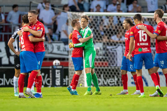 Helsingborgs Andreas Landgren och målvakt Anders Lindegaard
