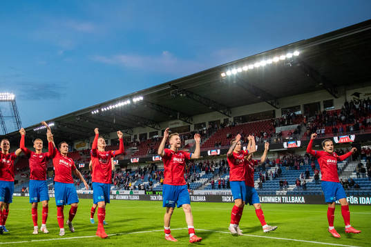 Helsingborgs Brandur Hendriksson Olsen (l.v) jublar