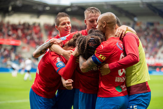Helsingborgs Adam Kaied jublar med lagkamrater