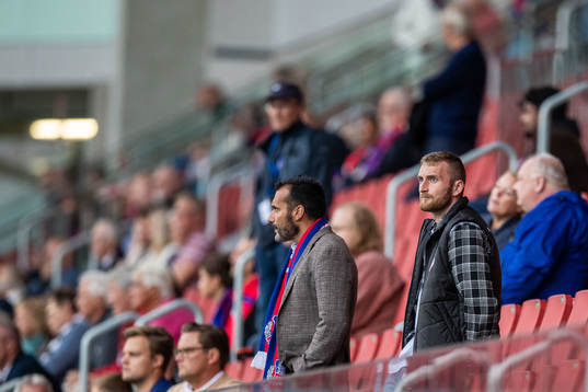 Helsingborgs målvakt Alexander Nilsson på läktaren