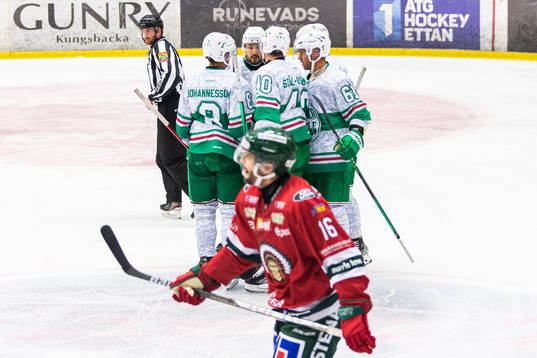Rögles Oskar Stål Lyrenäs jublar med lagkamrater
