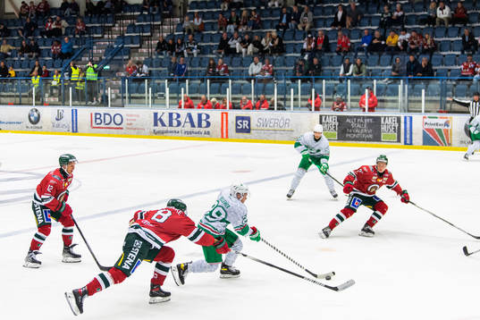 Frölundas Viktor Ekbom och Rögles Tyler Kelleher
