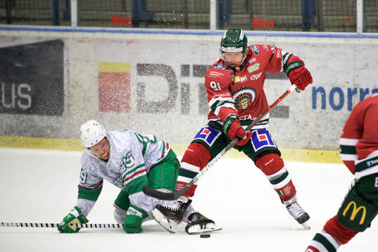 Rögles Tyler Kelleher och Frölundas Ryan Lasch