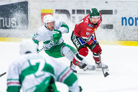 Rögles Tyler Kelleher och Frölundas Ryan Lasch