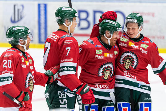 Frölundas Simon Edvinsson och Teodor Niederbach jublar med