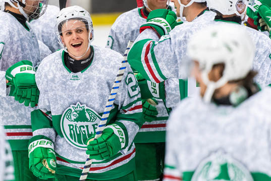 Rögles Tyler Kelleher jublar med lagkamrater