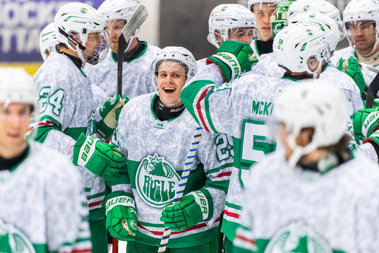 Rögles Tyler Kelleher jublar med lagkamrater