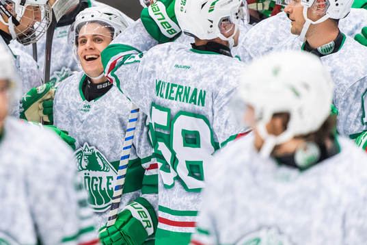 Rögles Tyler Kelleher jublar med lagkamrater