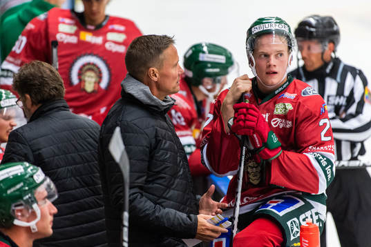 Frölundas tränare Roger Rönnberg diskuterar med Teodor