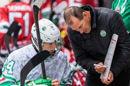Rögles Marco Kasper instrueras av assisterande tränare