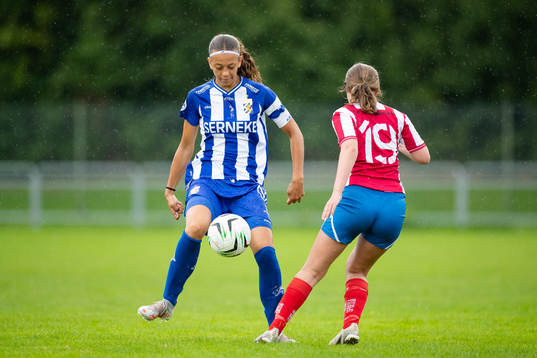 IFK Göteborgs Malva Larsson och Ytterbys Julia Lipic