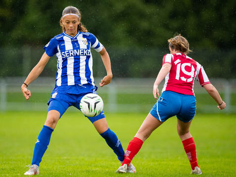 IFK Göteborgs Malva Larsson och Ytterbys Julia Lipic