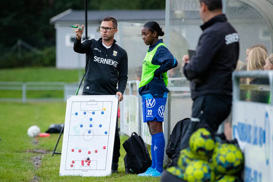 IFK Göteborgs tränare Peter Svanström instruerar Ida Mbye