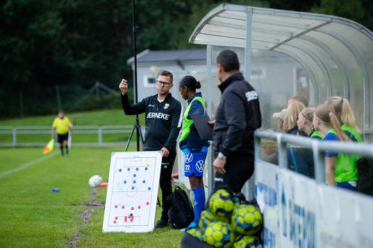 IFK Göteborgs tränare Peter Svanström instruerar Ida Mbye