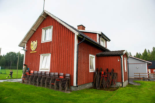 Ett hus med Växjö Norras klubbemblem