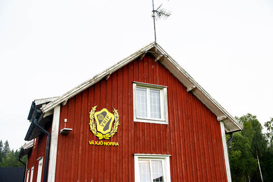Ett hus med Växjö Norras klubbemblem