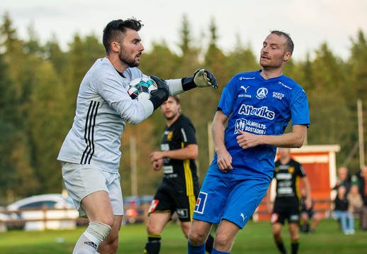 Växjö Norras målvakt Darmin Sobo och Älmhults André