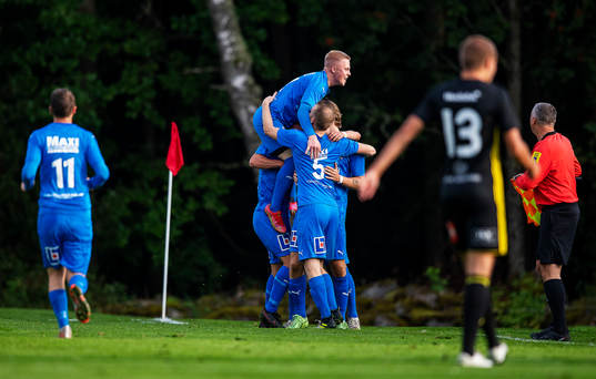 Älmhults Philip Nilsson jublar med lagkamrater