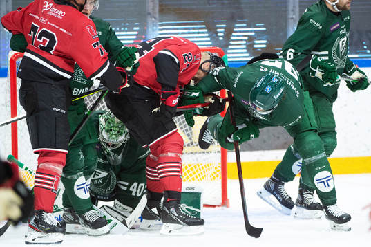 Örebros Jani Lajunen och Färjestads Jacob De La Rose