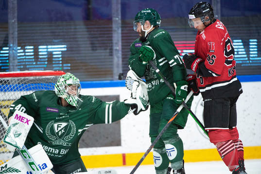 Färjestads Målvakt Henrik Haukeland, Jesse Virtanen och