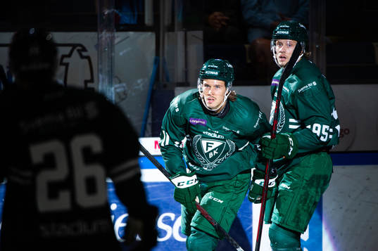 Färjestads Joakim Nygård och Jacob De La Rose jublar