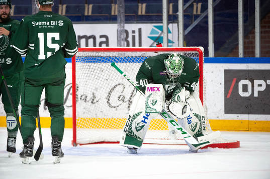 Färjestads Målvakt Henrik Haukeland deppar