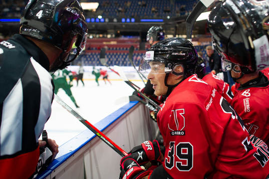 Domare Marcus Linde och Örebros Joel Mustonen