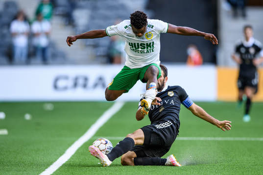 Akinkunmi Amoo of Hammarby and Marko Docic of Cukaricki