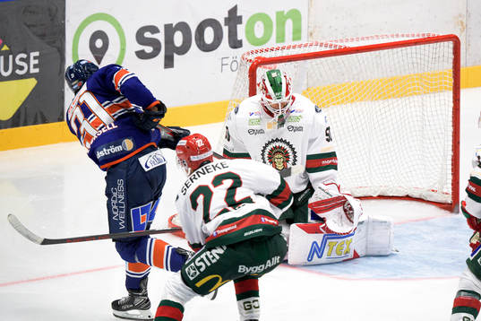 Växjös Olle Lycksell och Frölundas målvakt Matthew