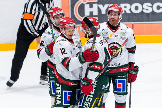 Frölundas Max Friberg och Michael Spacek jublar