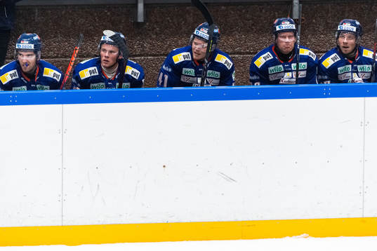 Växjös Ludvig Nilsson (mitten) deppar med lagkamrater på