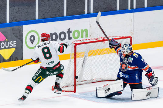 Frölundas Viktor Ekbom och Växjös målvakt Adam Åhman
