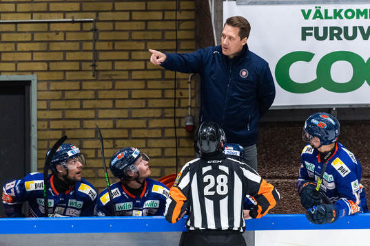 Växjös tränare Sam Hallam reagerar mot domaren