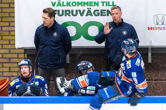 Växjös tränare Sam Hallam och assisterande tränare