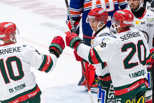 Jens Olsson och Joel Lundqvist jublar med Ryan Lasch