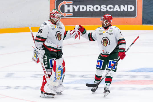 Frölundas målvakt Matthew Tomkins och Jan Mursak jublar